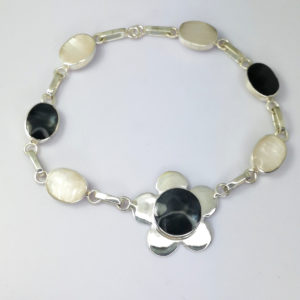 Pulsera de flor de plata con piedra onix y nacar blanco