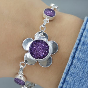 Pulsera de flor de plata con piedra cielo morada