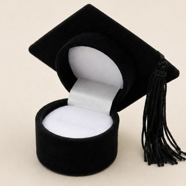 Caja de terciopelo abierta con la medalla del curso adentro
