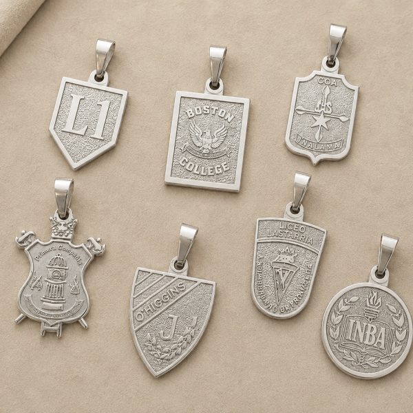 Colgantes de plata con escudos de distintos colegios