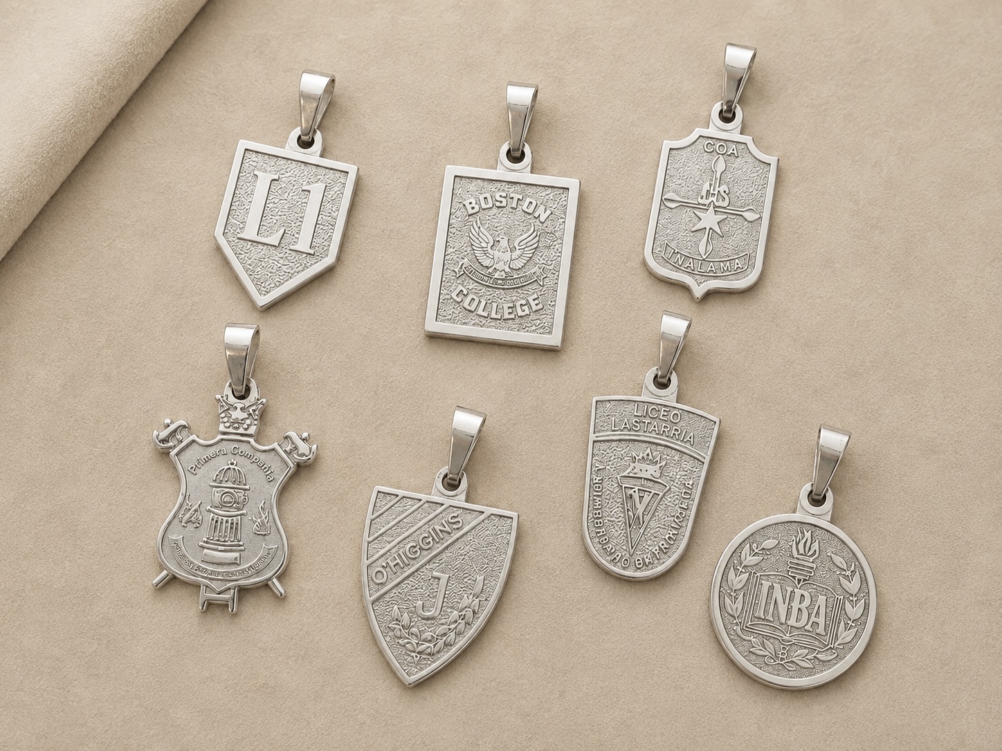 Colgantes de plata con escudos de distintos colegios