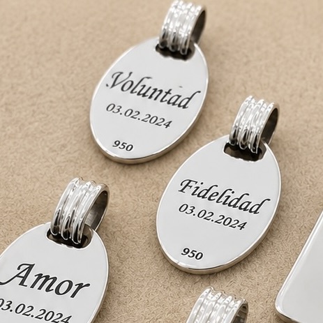 Colgante de plata con nombre y fecha grabados
